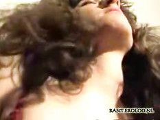 Алюминиевая банка входит в её широкую пизду