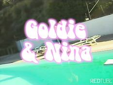 В солнечный день две блондинки целуются на шезлонге