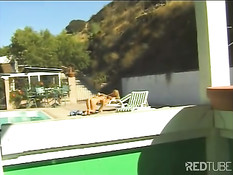 В солнечный день две блондинки целуются на шезлонге