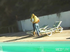 В солнечный день две блондинки целуются на шезлонге