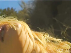 В солнечный день две блондинки целуются на шезлонге