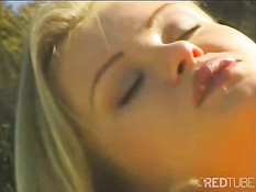 В солнечный день две блондинки целуются на шезлонге