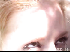 Рыжая деваха сосёт во дворе чёрный член