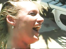 Девчонка охлаждет свои сексуальные страсти в бассейне