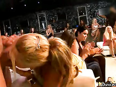 Блондинка делает минет на глазах всего зала