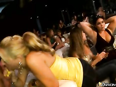 Блондинка делает минет на глазах всего зала