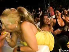 Блондинка делает минет на глазах всего зала