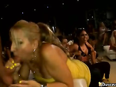 Блондинка делает минет на глазах всего зала