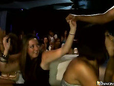Большой член у участника секс вечеринки молодёжи