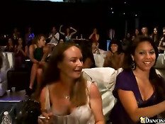 Девка делает минет стриптизёру на сцене