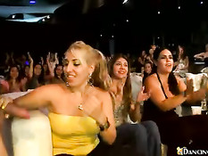 Девка делает минет стриптизёру на сцене