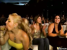 Девка делает минет стриптизёру на сцене