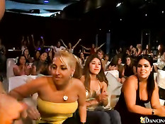 Девка делает минет стриптизёру на сцене