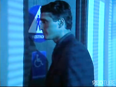 Две девушки сосут члены парням в разных местах