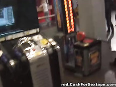 Кончил девушке в лицо в общественном туалете