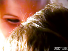 Две молодые девушки занимаются сексом в гостиной