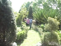 Блондинка с маленькими сиськами трахается с негром