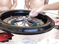 Сладкие игры на улице у бассейна