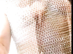 Мужик в кольчуге ебёт двух шлюх