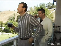 Мужик трахнул на балконе блондинку с большими сосками