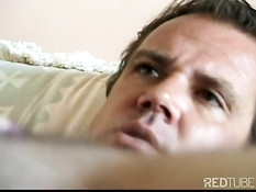 Чёрная сука доводит своим ртом парня до экстаза