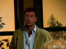 Секс с блондинкой в открытом море