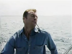 Секс с блондинкой в открытом море