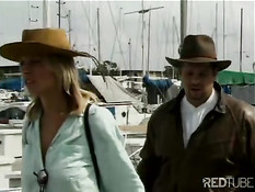 Секс с блондинкой в открытом море