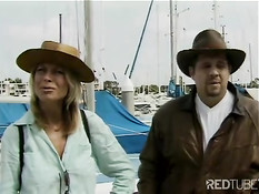 Секс с блондинкой в открытом море