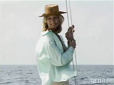 Секс с блондинкой в открытом море