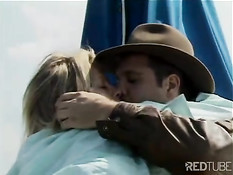 Секс с блондинкой в открытом море