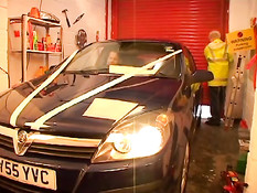 Геи трахаются на капоте автомобиля