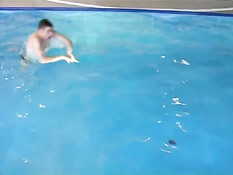 Смазливые мальчики играют в крытом бассейне