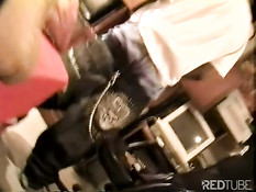 Мужик мастурбирует в одиночестве