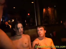 Симпатичные девчонки ебутся на вечеринке