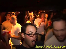 Симпатичные девчонки ебутся на вечеринке