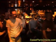 Симпатичные девчонки ебутся на вечеринке