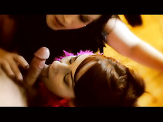 Две красотки делают под музыку минет