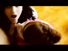 Две красотки делают под музыку минет