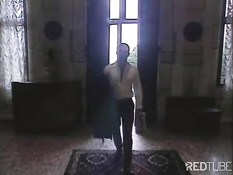 Две классные суки ебут парня на полу