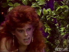 Рыжая дикая женщина-кошка жёстко оттрахала подругу