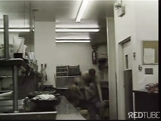 Трах на столе в столовой