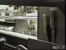 Трах на столе в столовой