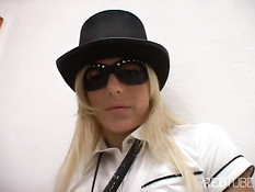 Лесбиянки устроили дикий секс со страпоном