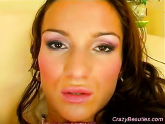 Розовый фаллоимитатор находит место в анусе