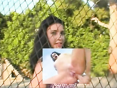 Парень трахает в жопу брюнетку на улице