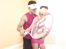 Теннисный тренер отвлекается чтобы трахнуть девку