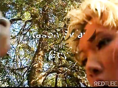 Азиатскую пизду ебут вблизи бассейна