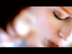 Бирюзовая леди смачно отсасывает член