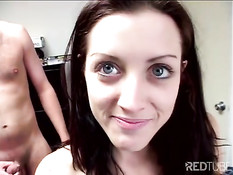 Развратница Кристина сосёт члены двух друзей